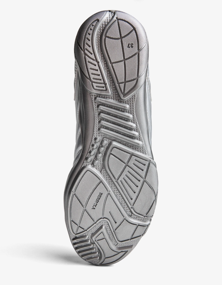 Спортивные футбольные бутсы