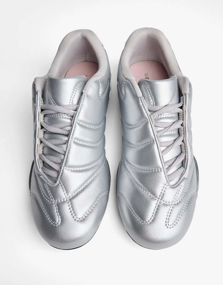 Спортивные футбольные бутсы