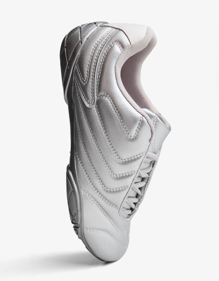 Спортивные футбольные бутсы