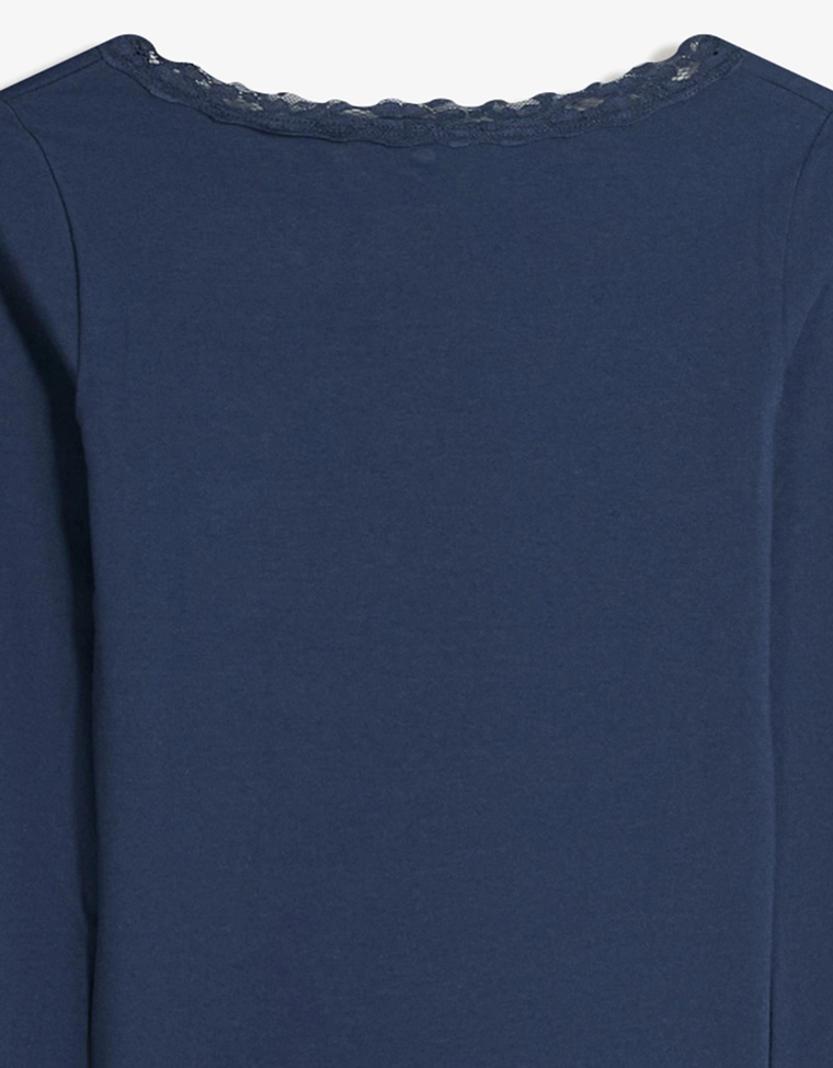 Лонгслив с кружевной отделкой