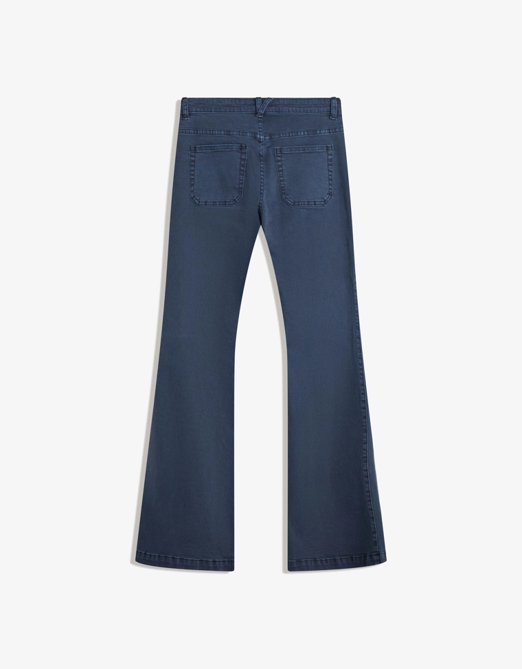 Расклешенные брюки с карманами с клапанами