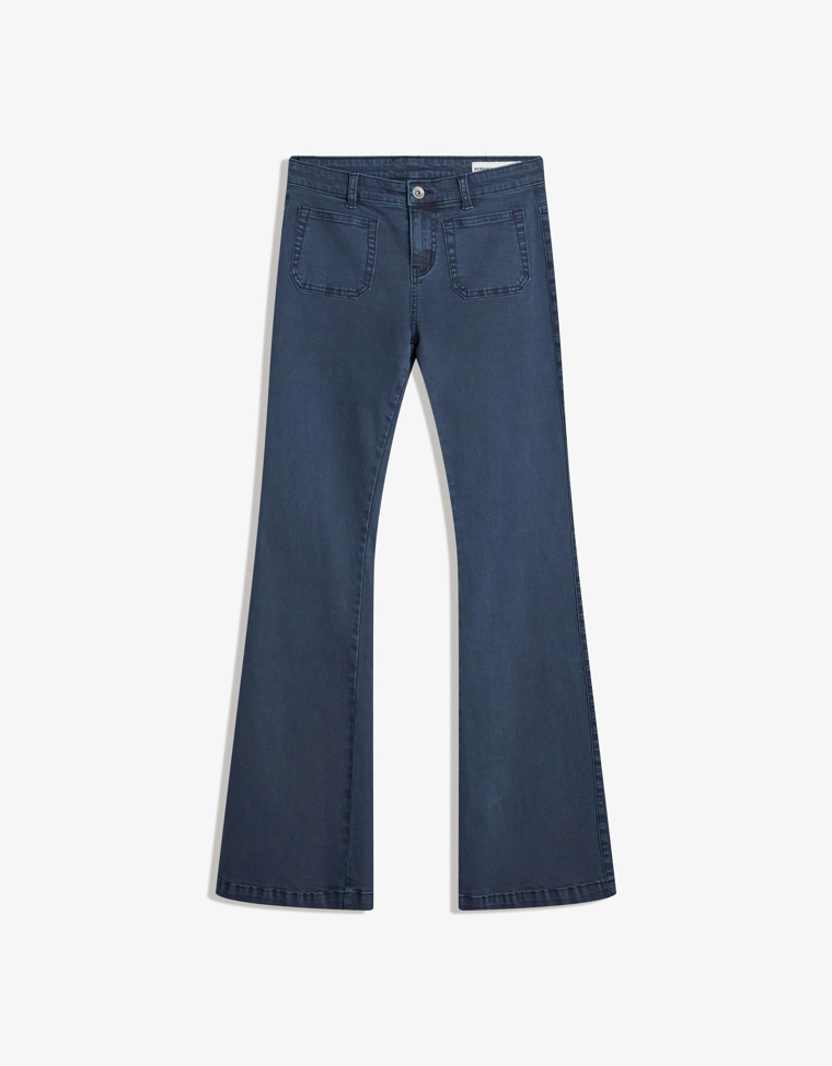 Расклешенные брюки с карманами с клапанами