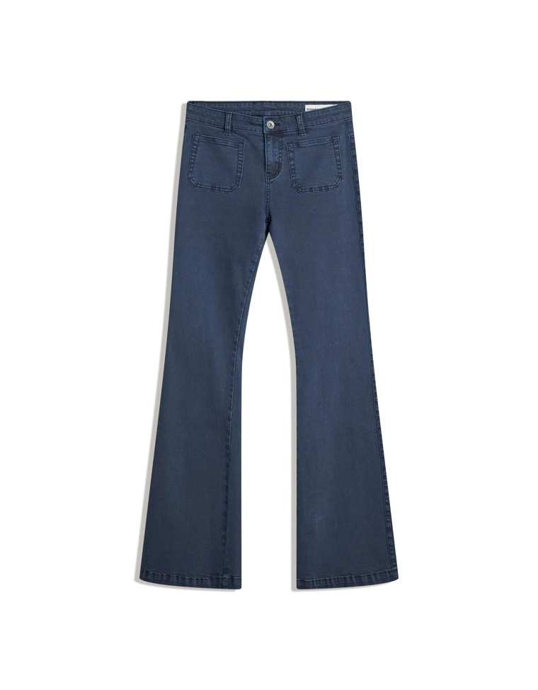 Расклешенные брюки с карманами с клапанами