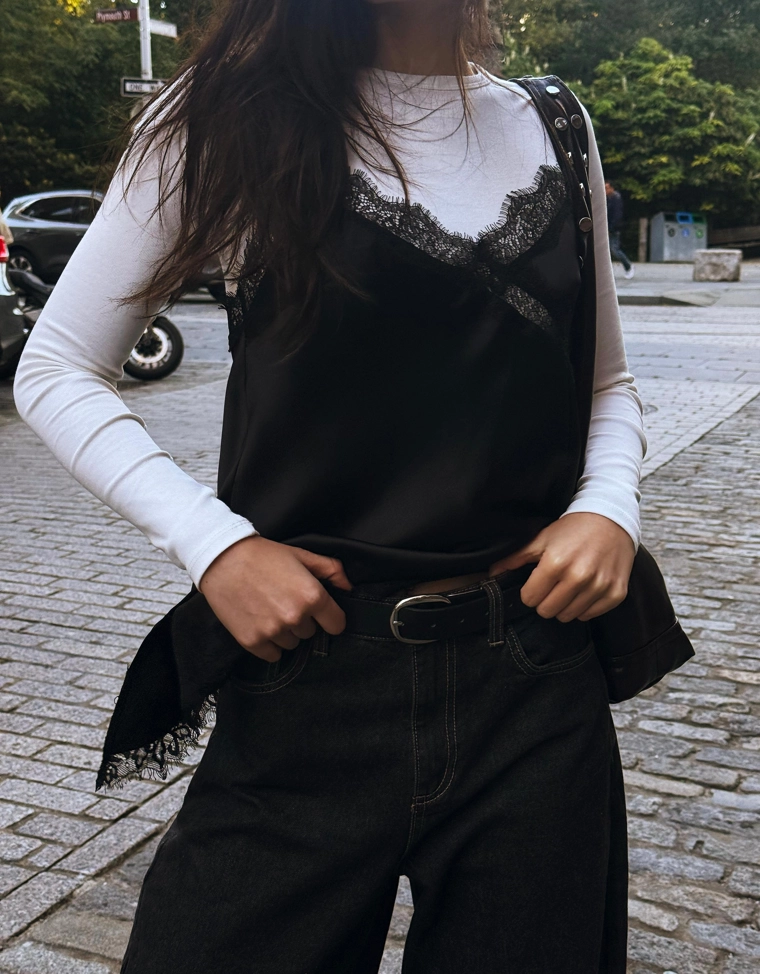 Топ на бретелях из сатина с асимметричным кружевом