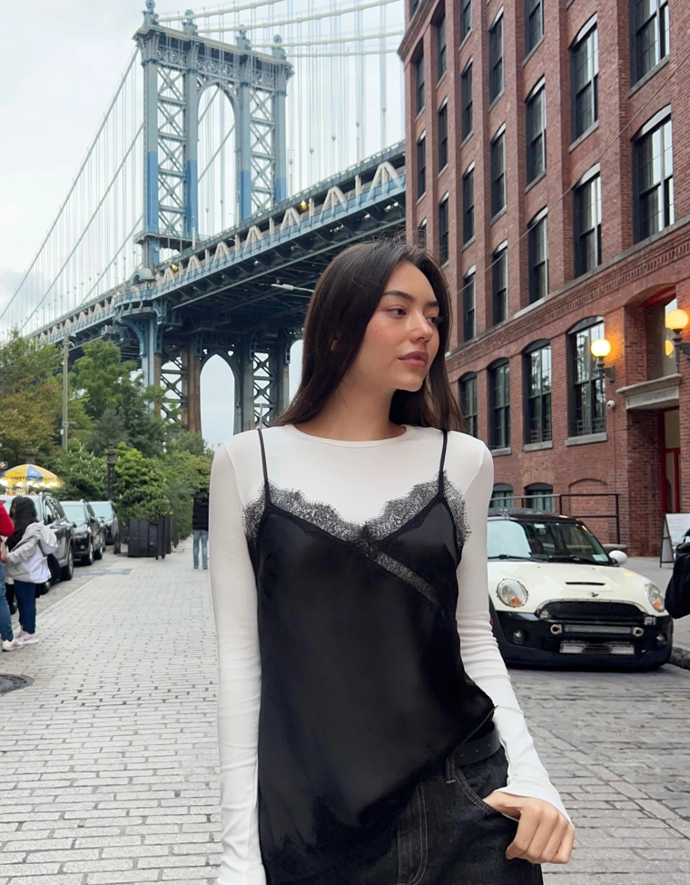 Топ на бретелях из сатина с асимметричным кружевом