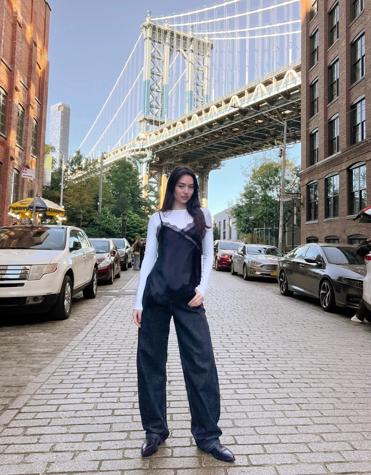 Топ на бретелях из сатина с асимметричным кружевом