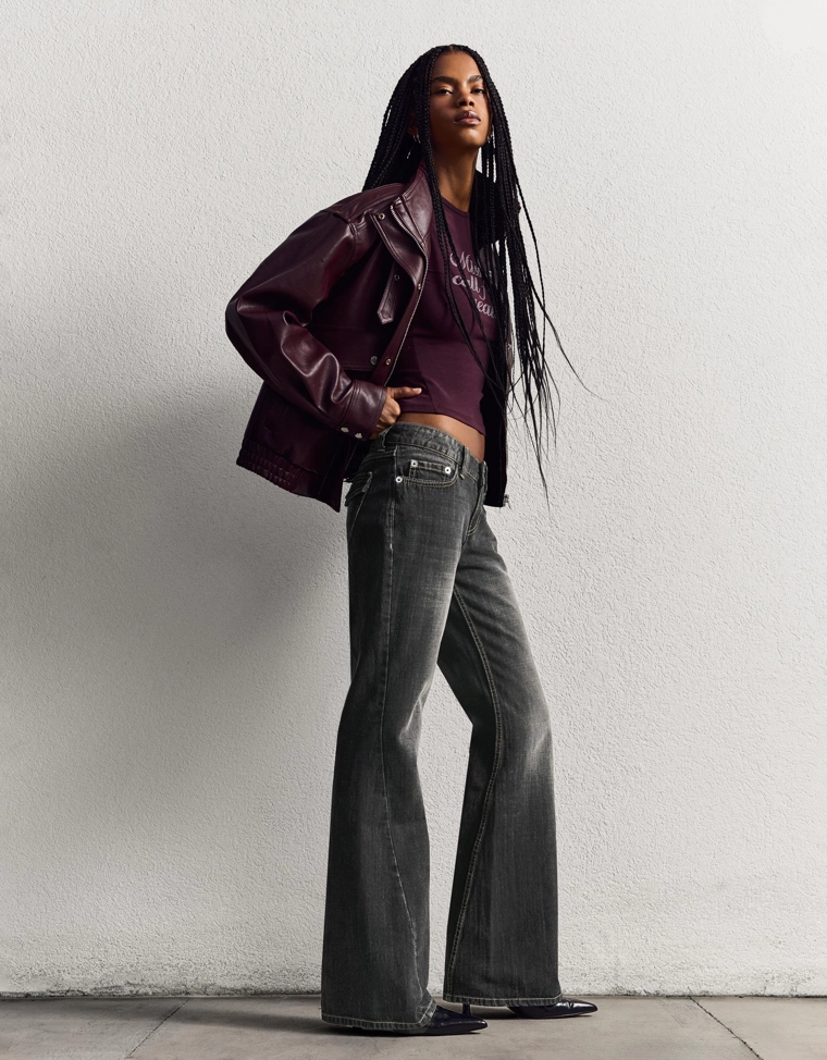 Расклешенные джинсы свободного кроя