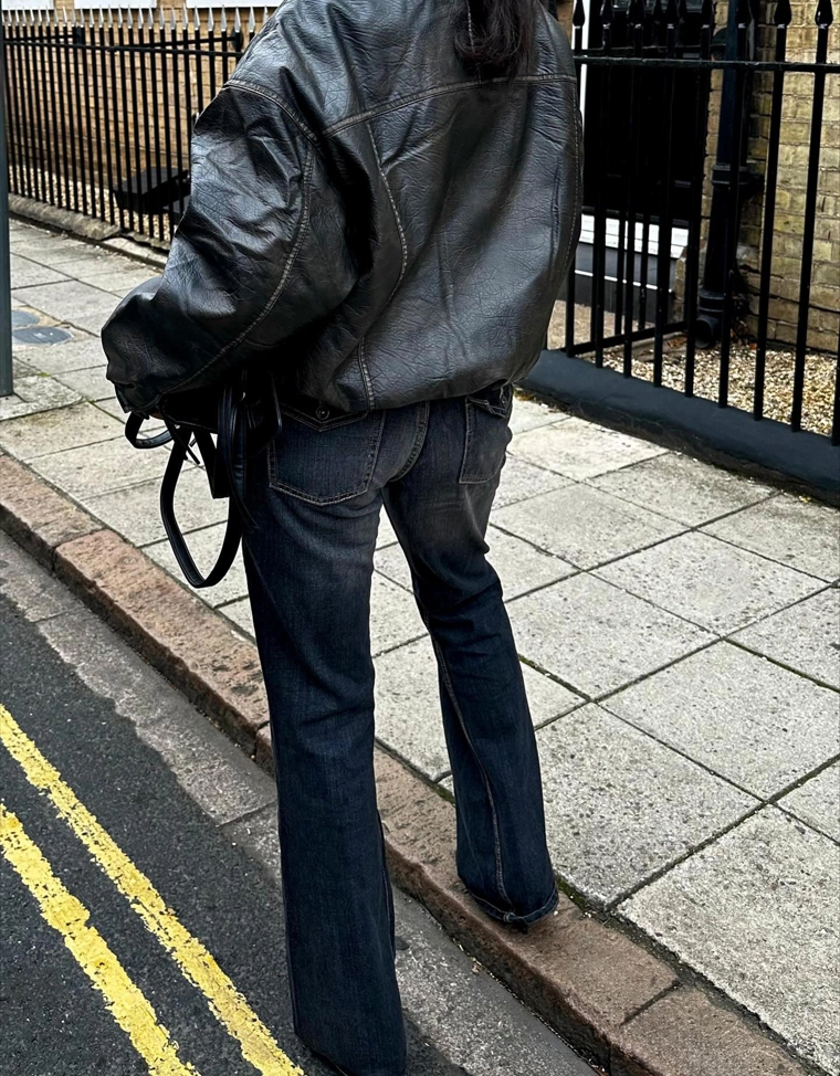 Расклешенные джинсы свободного кроя