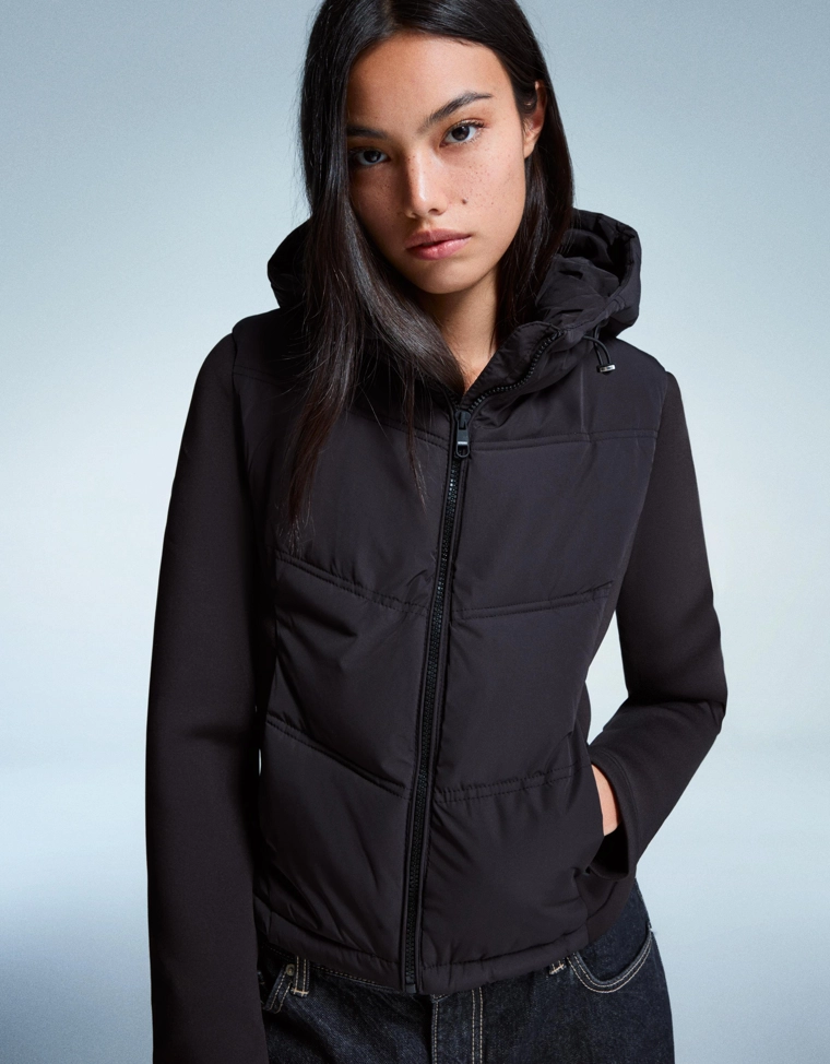 Комбинированная стеганая куртка из плотной синтетической ткани