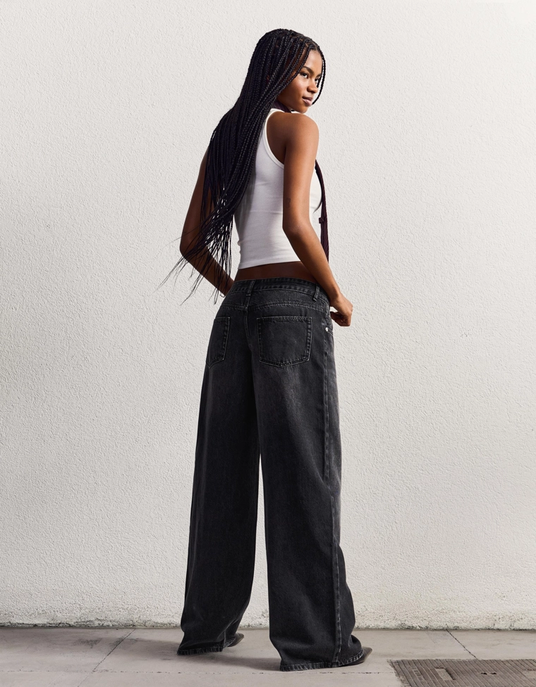 Джинсы с широкими штанинами и низкой посадкой