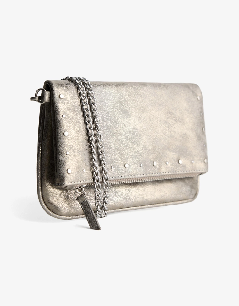 Сумка с клапаном на молнии и заклепками