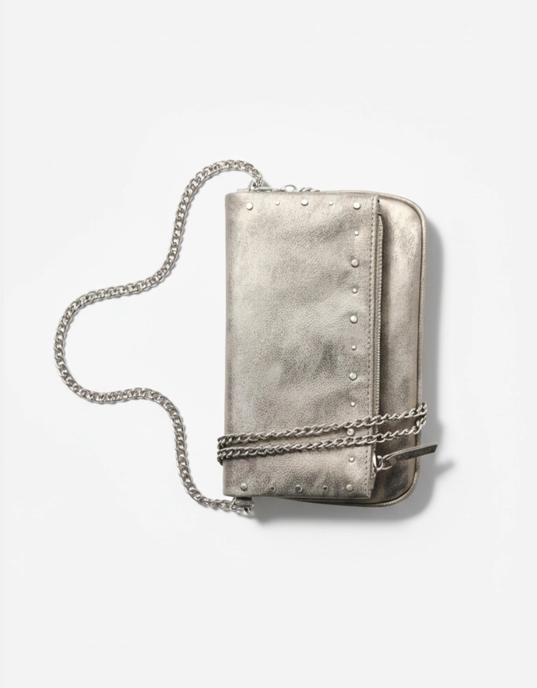 Сумка с клапаном на молнии и заклепками