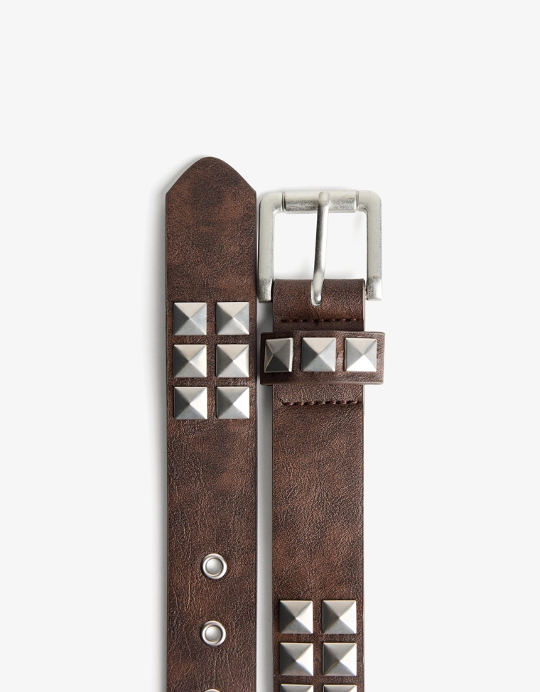 Ремень из искусственной кожи с декоративными заклепками