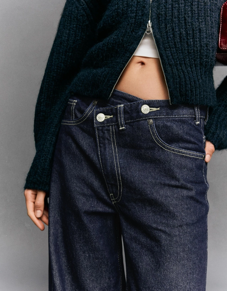 Джинсы с широкими штанинами и поясом на запахе