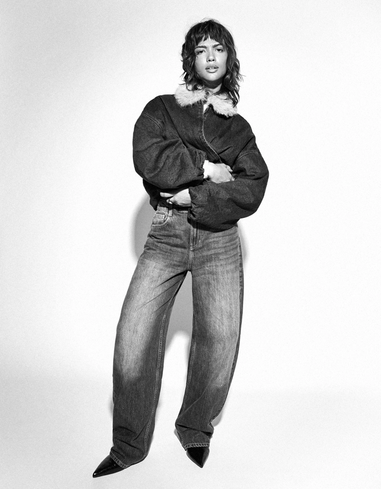 Джинсы barrel с широкими штанинами