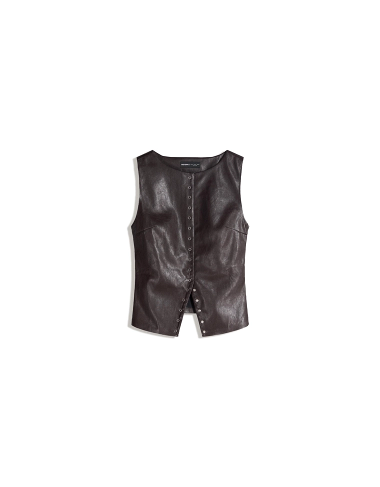 Топ из искусственной кожи с заклепками