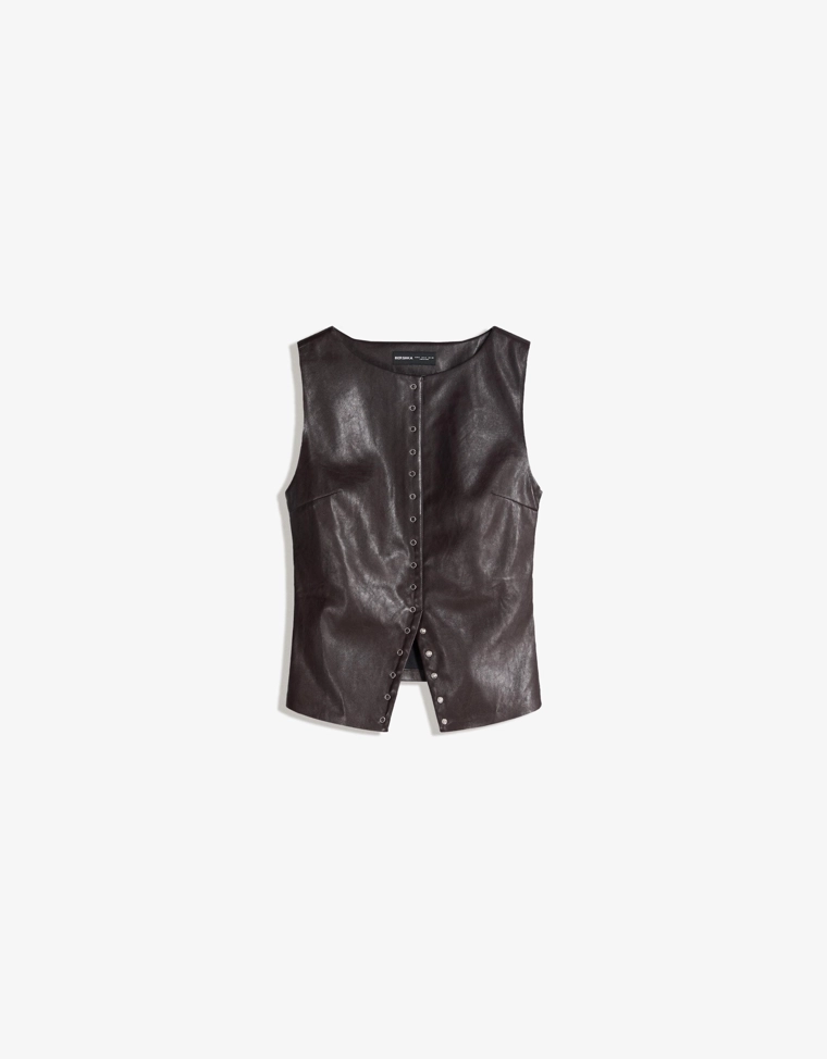 Топ из искусственной кожи с заклепками