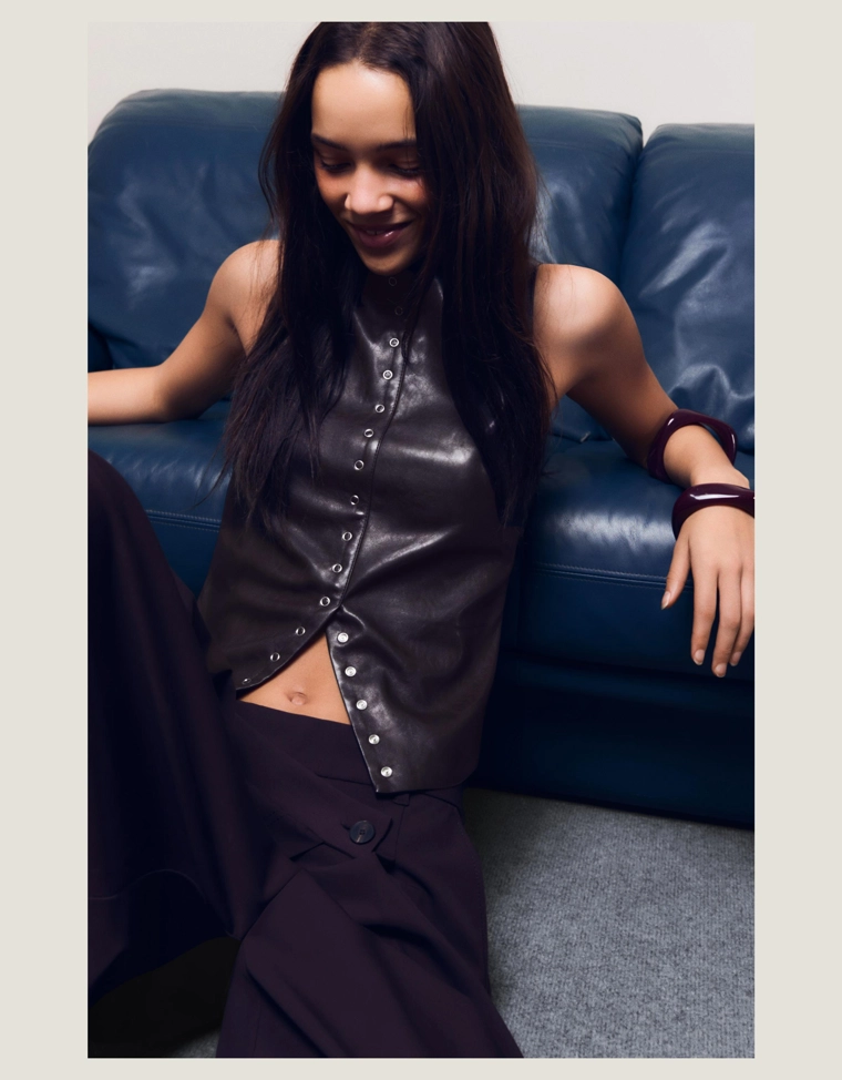 Топ из искусственной кожи с заклепками