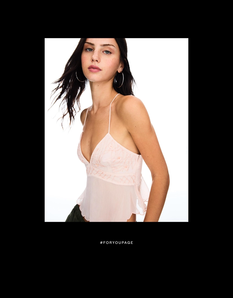 Укороченный топ на бретелях с вышивкой