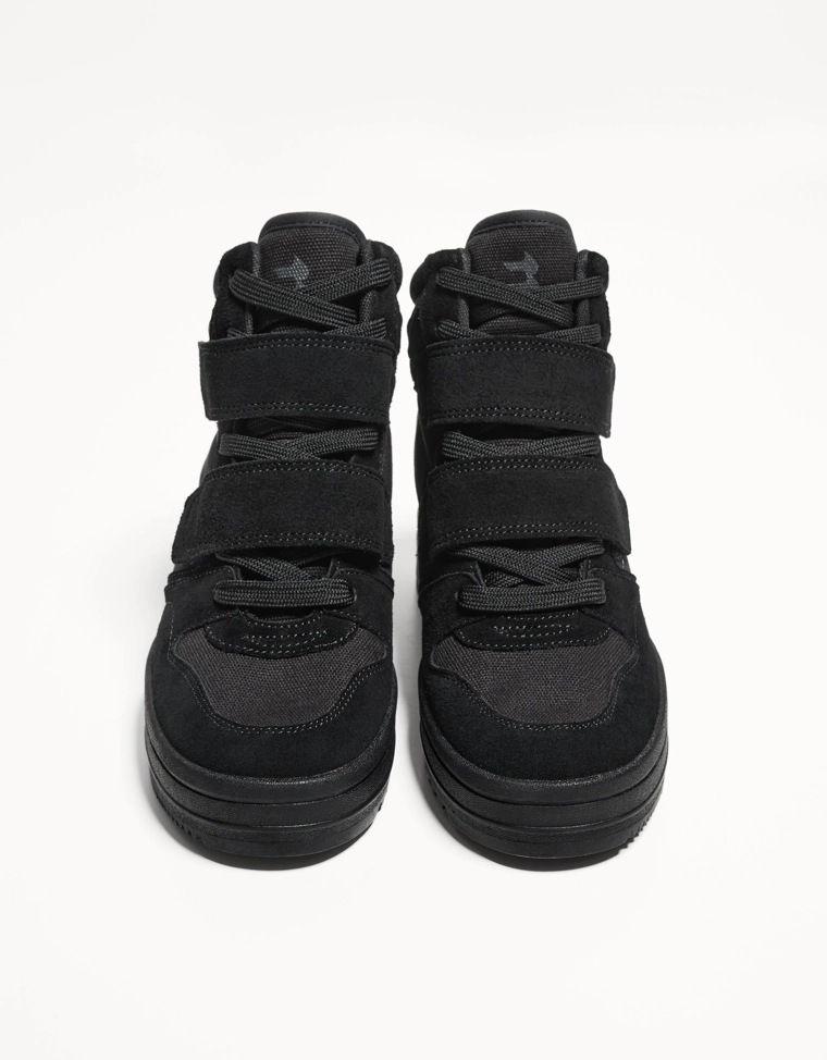 Высокие кроссовки на танкетке