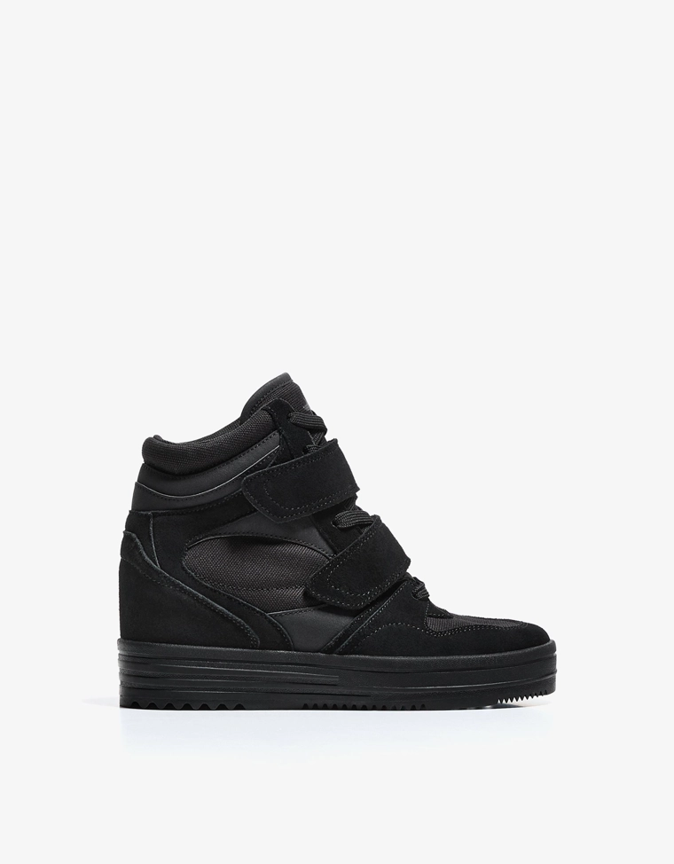 Высокие кроссовки на танкетке