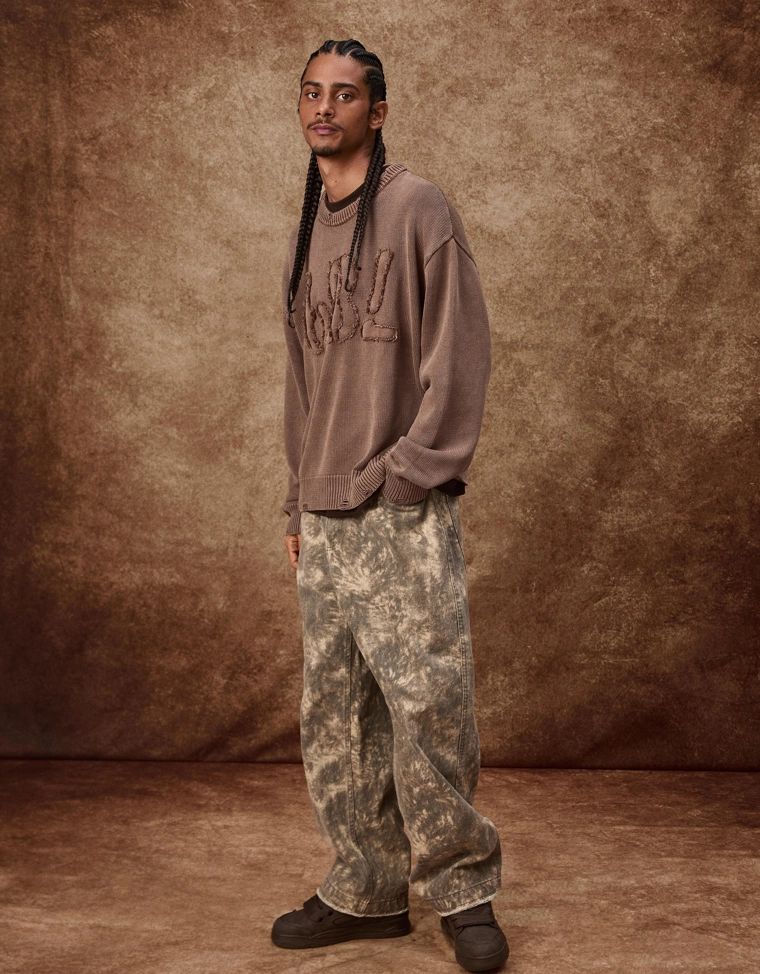 Брюки с заклепками и принтом