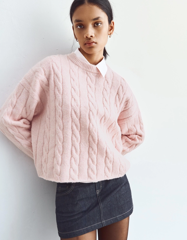 Свитер с узором косы