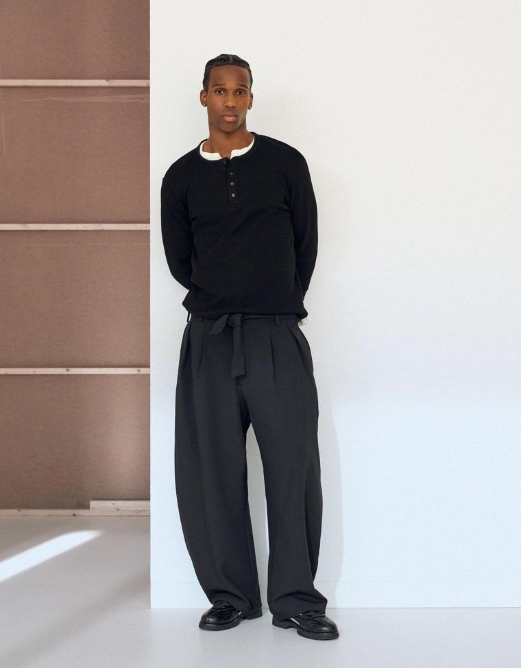 Брюки-баллоны приталенного кроя с ремнем