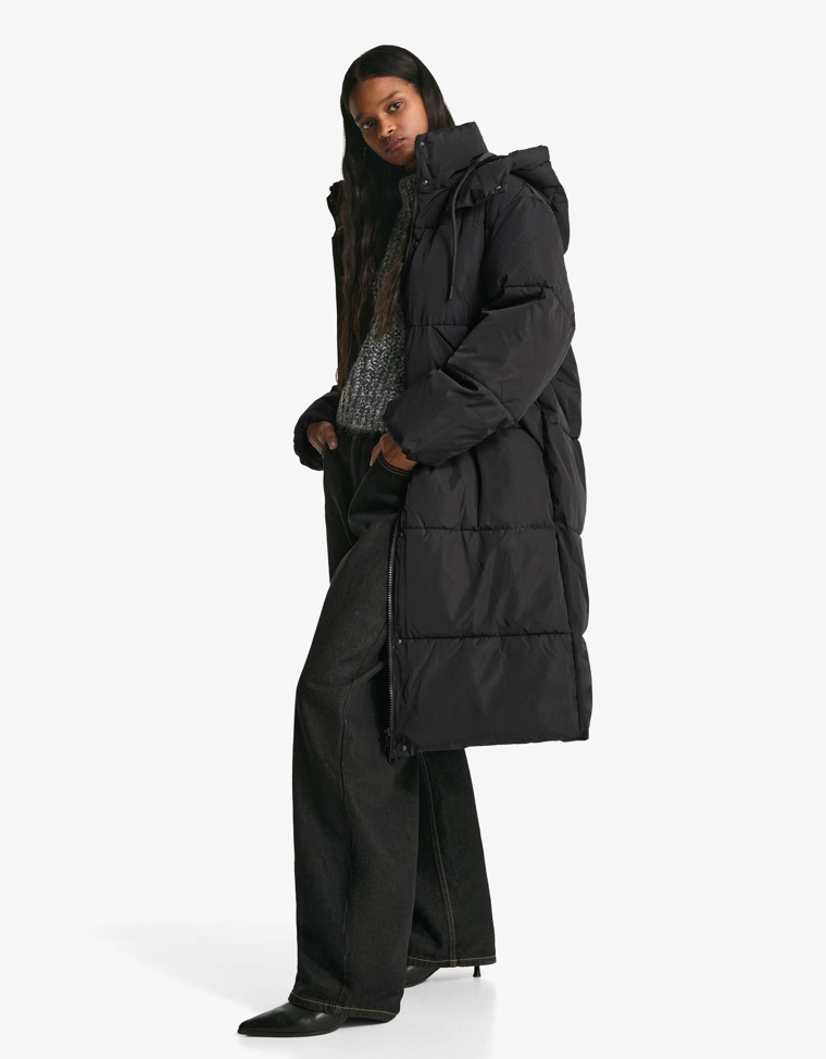 Длинный пуховик из водоотталкивающей ткани с капюшоном