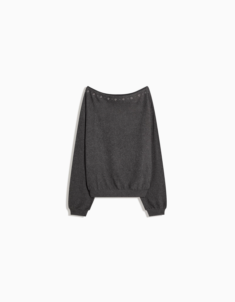 Свитер с заклепками