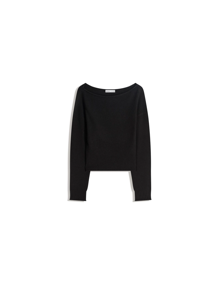 Свитер с вырезом «лодочка»