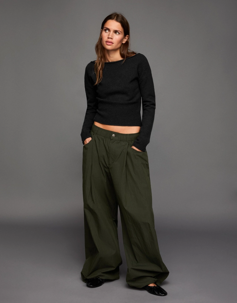 Свитер с вырезом «лодочка»