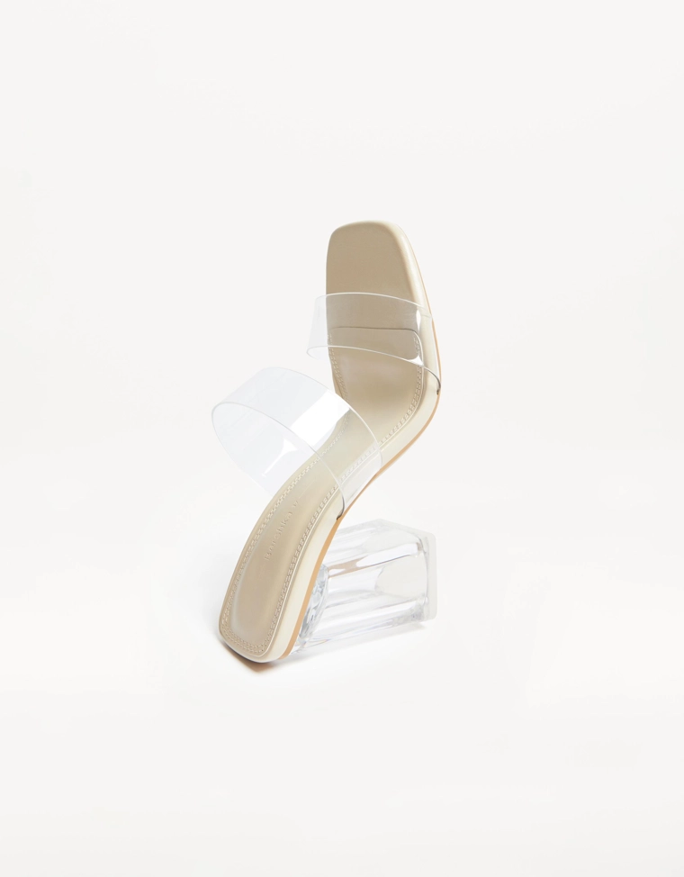 Босоножки на каблуке с виниловыми ремешками