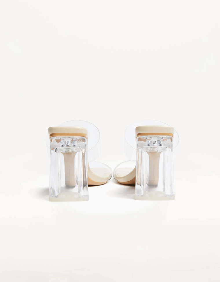 Босоножки на каблуке с виниловыми ремешками