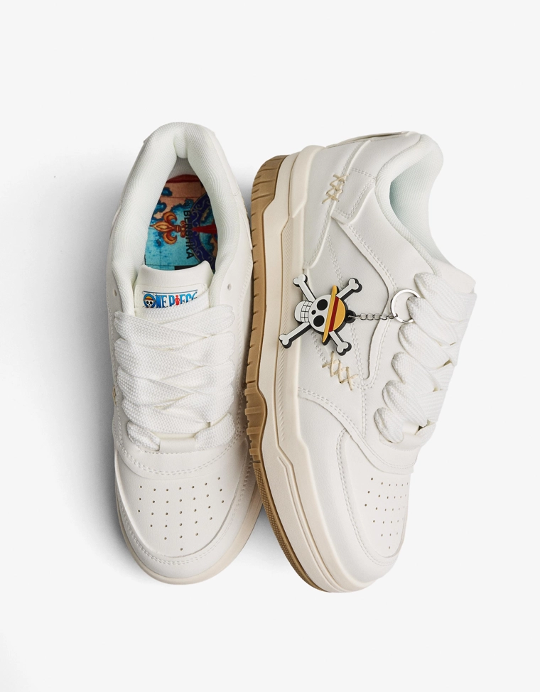 Кеды bershka с принтом one piece и брелоком