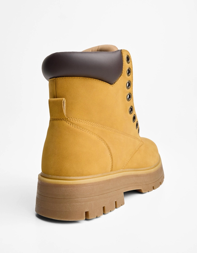 Ботинки с объемной мягкой деталью