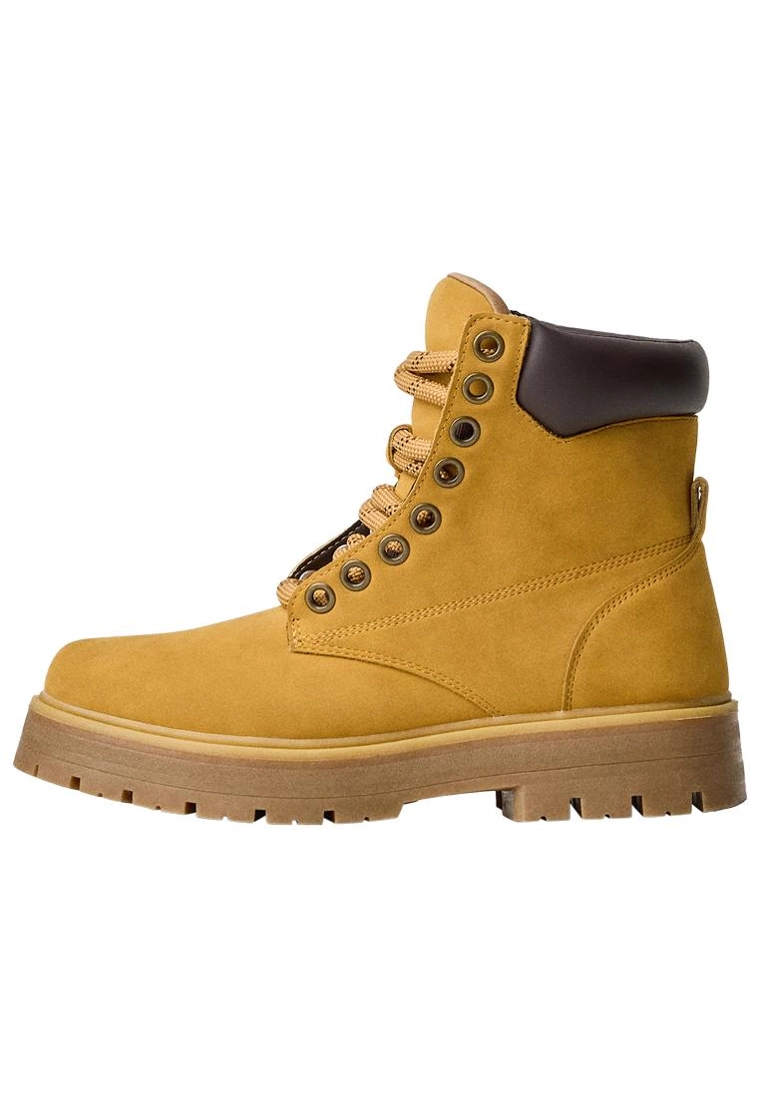 Ботинки с объемной мягкой деталью