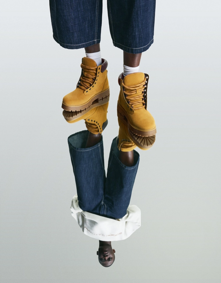 Ботинки с объемной мягкой деталью