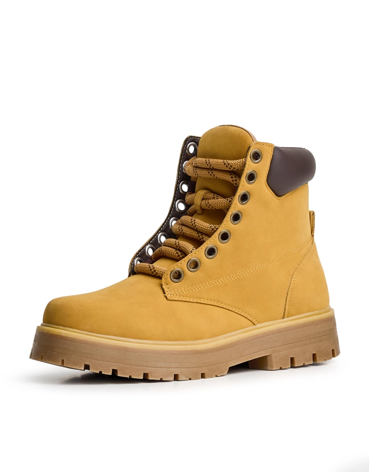 Ботинки с объемной мягкой деталью