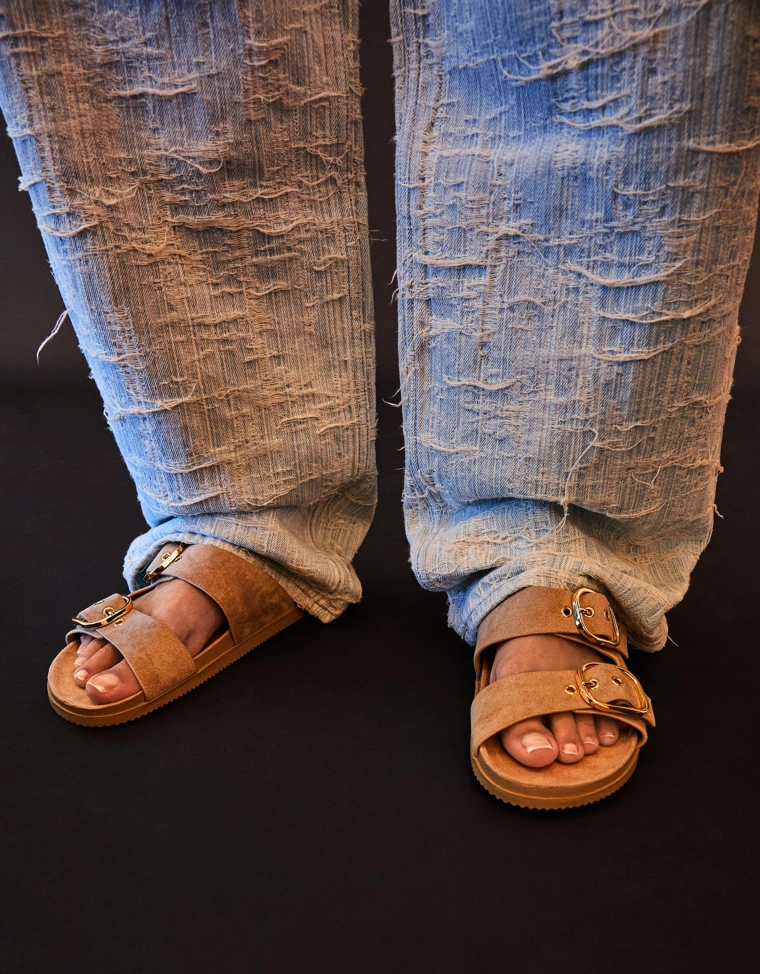 Кожаные босоножки на плоской подошве с пряжками