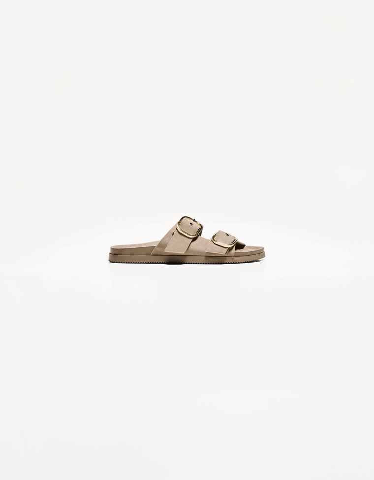 Кожаные босоножки на плоской подошве с пряжками