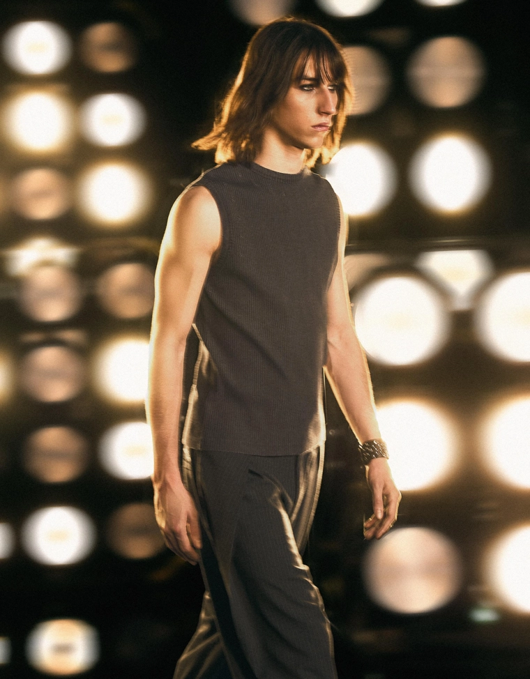 Топ без рукавов с вышивкой