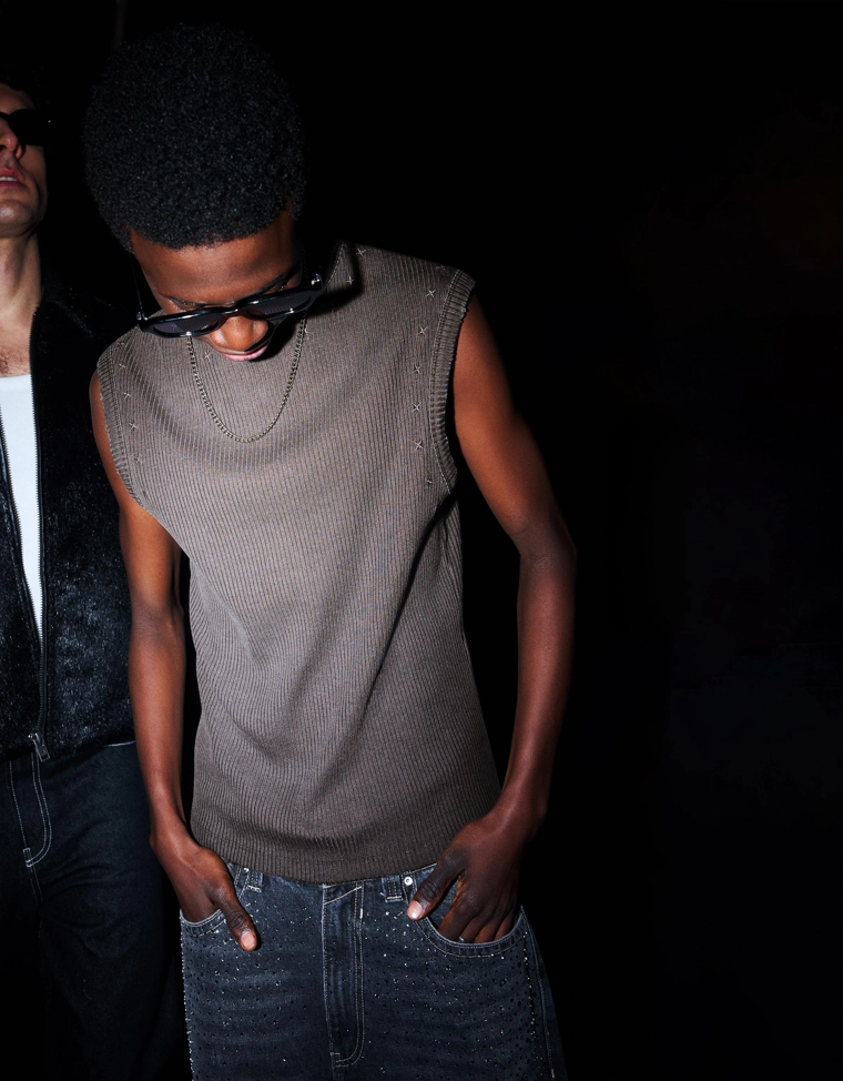 Топ без рукавов с вышивкой