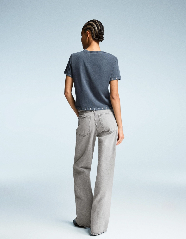 Джинсы с широкими штанинами и разрезами