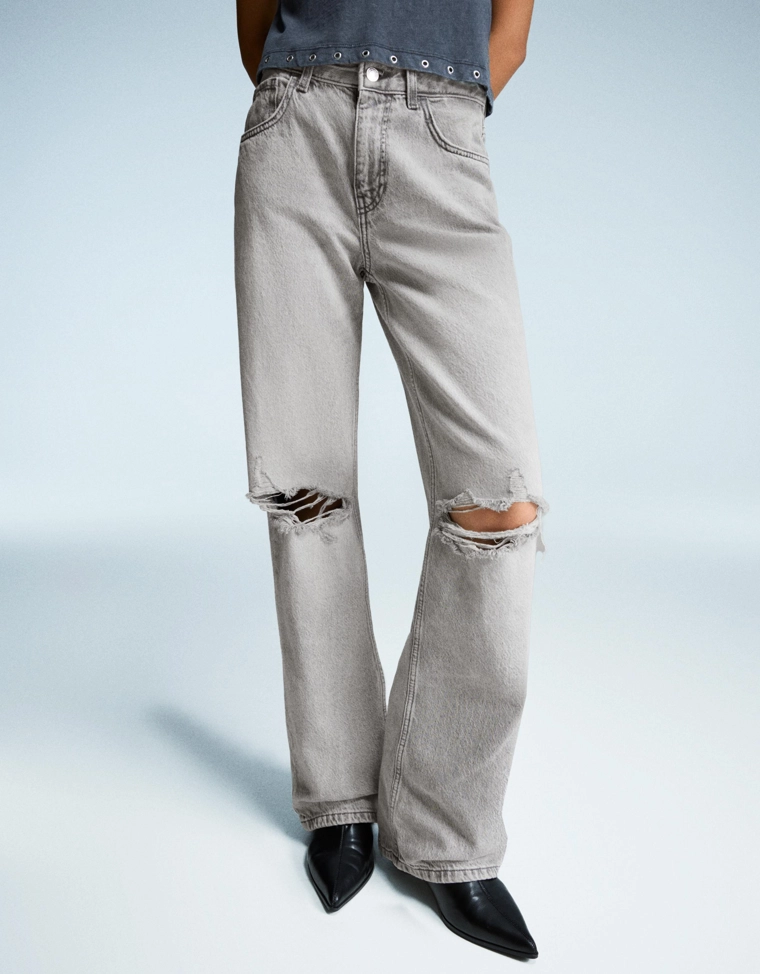 Джинсы с широкими штанинами и разрезами