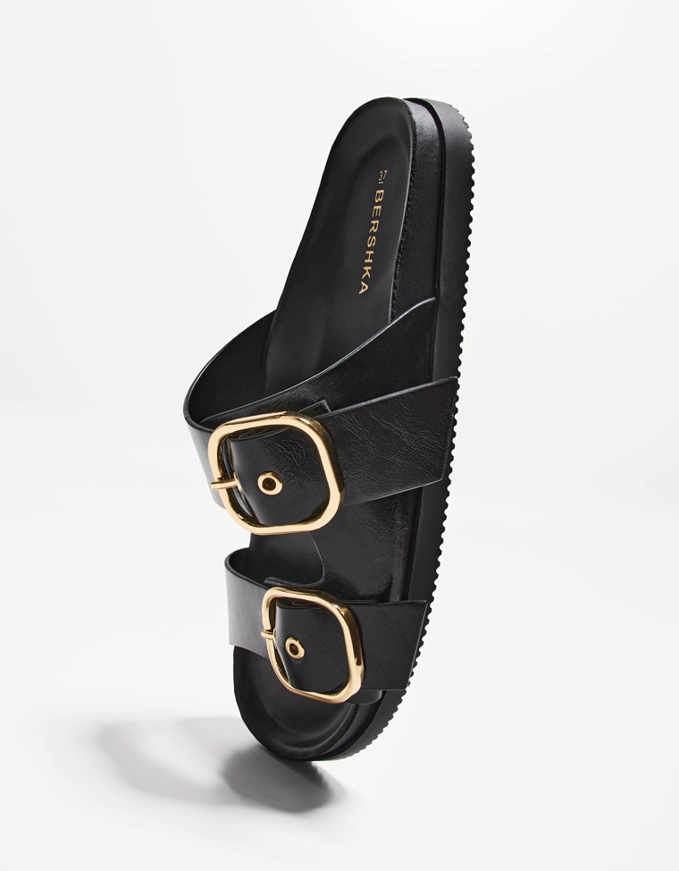 Кожаные босоножки на плоской подошве с пряжками