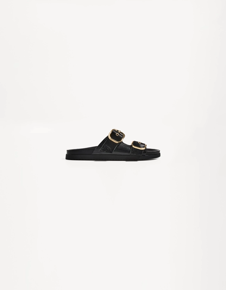 Кожаные босоножки на плоской подошве с пряжками