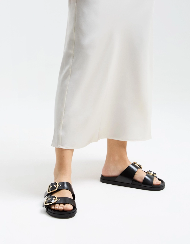 Кожаные босоножки на плоской подошве с пряжками