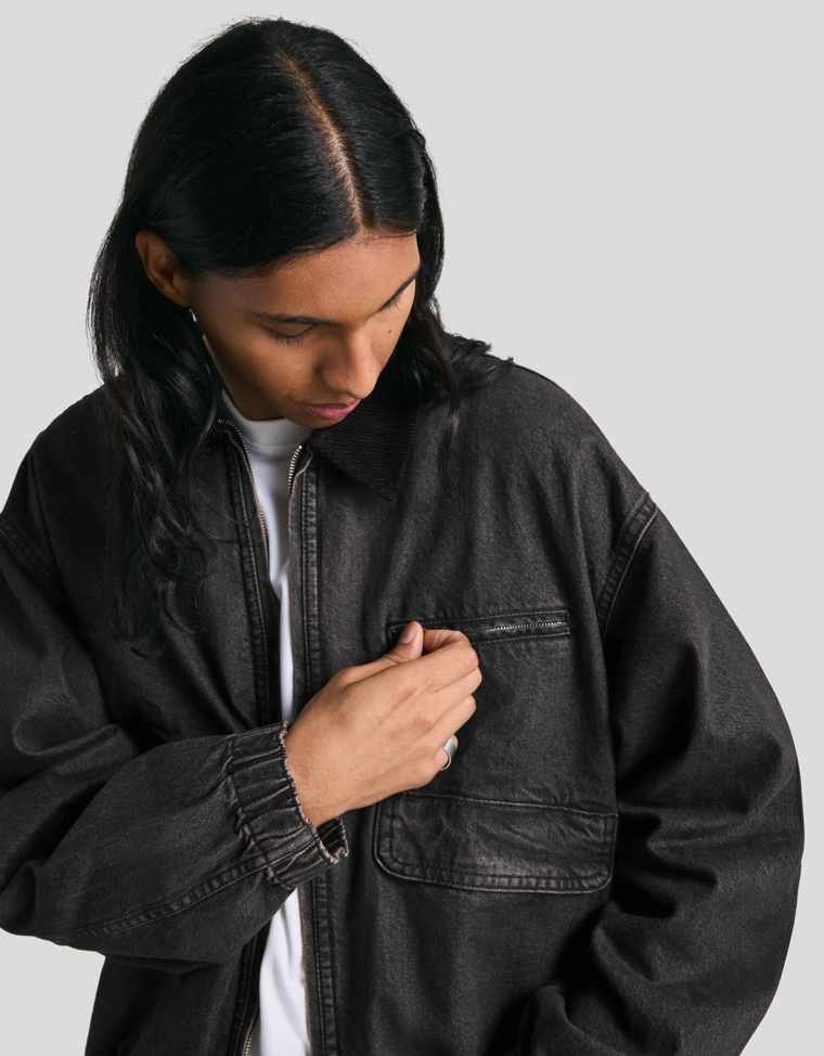 Джинсовая куртка с карманами