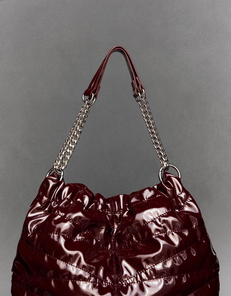 Стеганая сумка-мешок из лакированной кожи